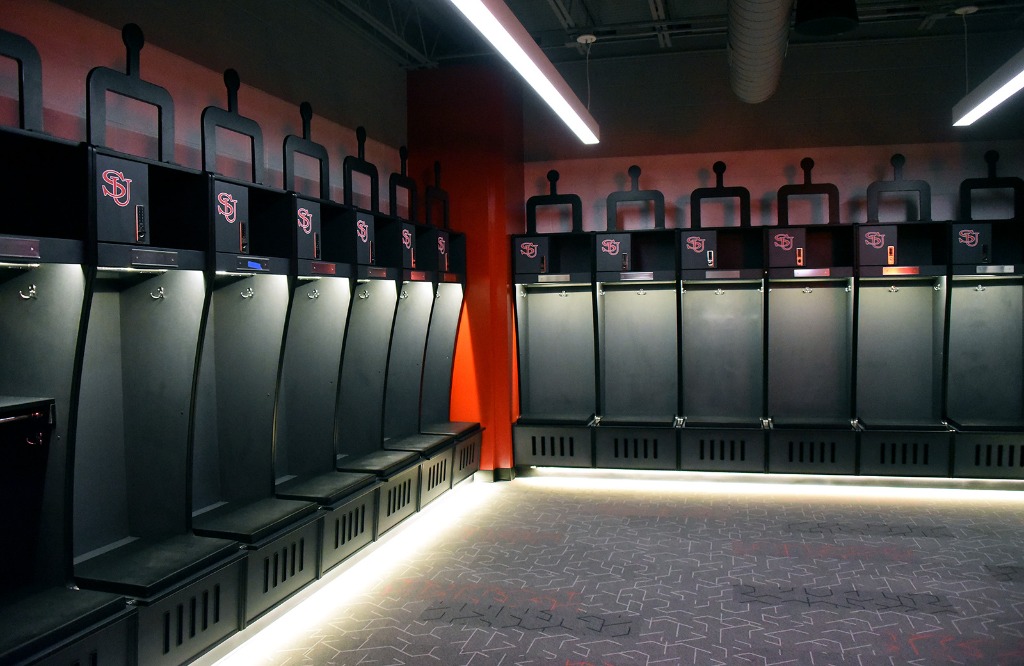 _big_FootballLockerRoom_March2021_web_990 - Legends Custom Lockers